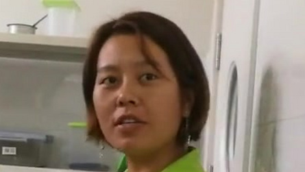 【鲸视频:芜湖第三家幼儿园查出生虫过期食品,还有速冻荷包蛋】25日家长到芜湖明珠幼儿园查看